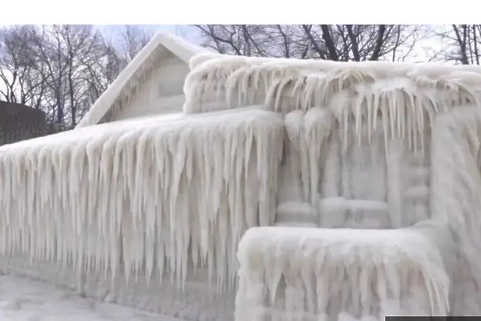 Студ превърна къща в леден блок 