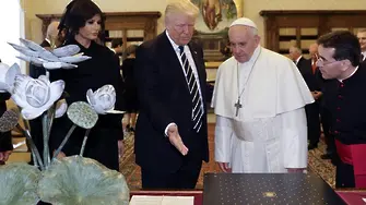 Тръмп, Мелания и папа Франциск (СНИМКИ)