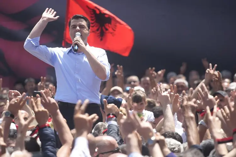 Албанската опозиция поиска избори на голям протест (СНИМКИ)