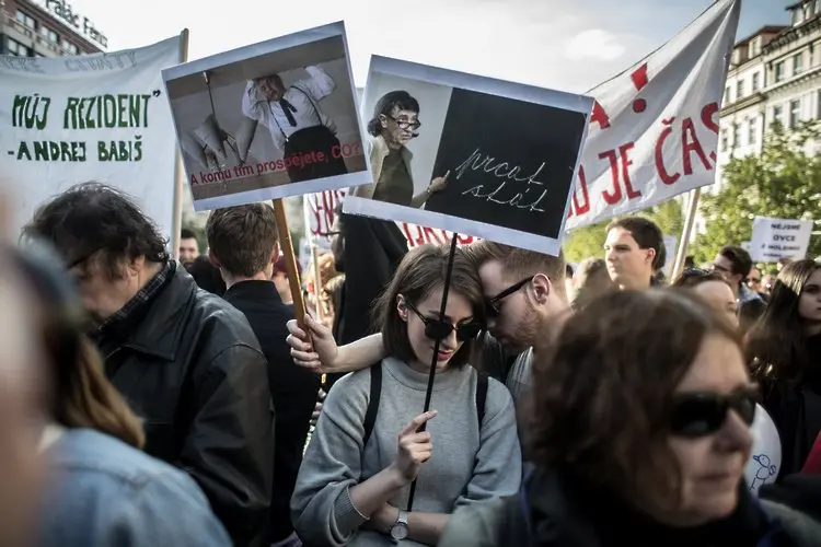Десетки хиляди на протест срещу президента и финансовия министър в Чехия