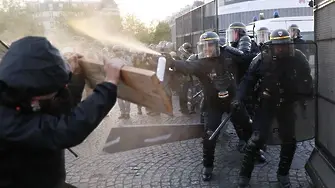 Крайнолеви протестираха срещу Льо Пен на площада на Бастилията (СНИМКИ)