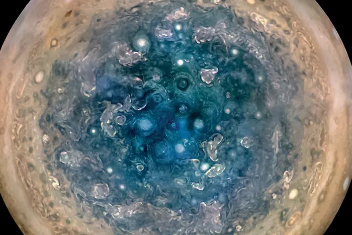 Удивителни нови снимки на Юпитер отблизо (ГАЛЕРИЯ)