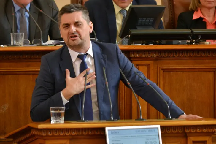 Кирил Добрев напуска парламента