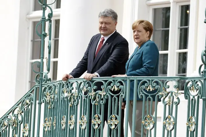 Меркел и Порошенко обсъдиха войната в Донбас
