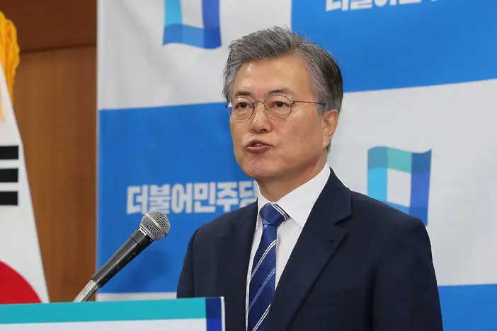 Южнокорейски кандидат-президент привлича младежите с карти за Star Craft 