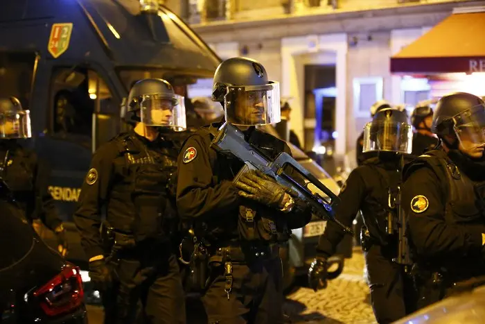 Атентат в Париж: убит полицай, двама тежко ранени (СНИМКИ+ВИДЕО)