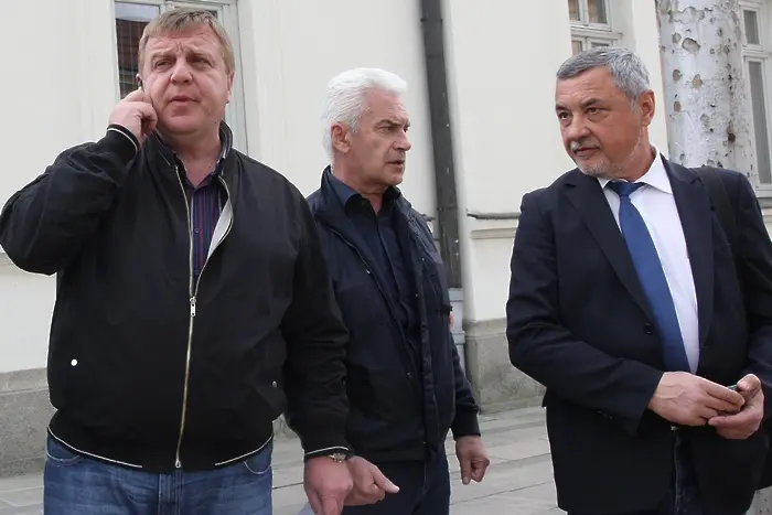 Каракачанов между Сидеров и Симеонов: Не трябват оставки, но не се говори така