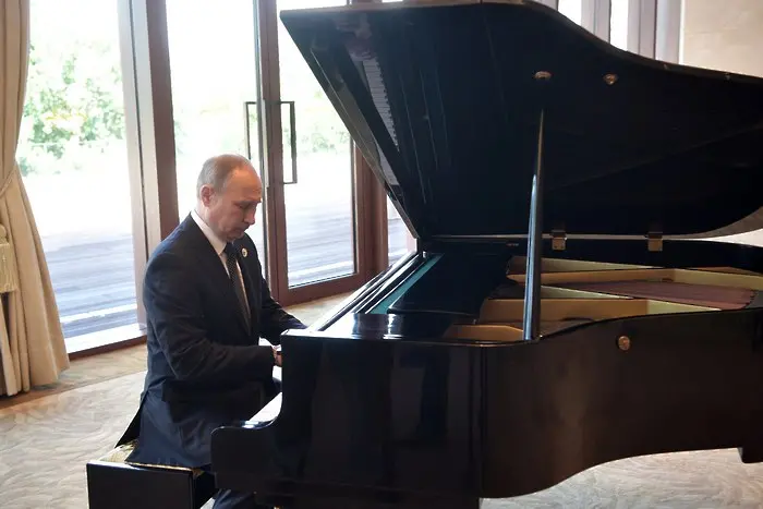 Путин свири на пиано. В Пекин (ВИДЕО)