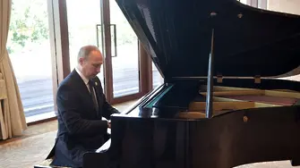 Путин свири на пиано. В Пекин (ВИДЕО)