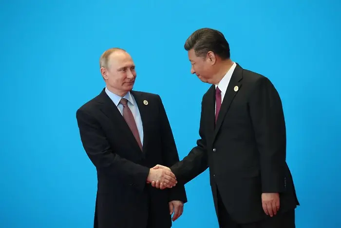 Прегръдката между Путин и Си само маскира страховете на Русия
