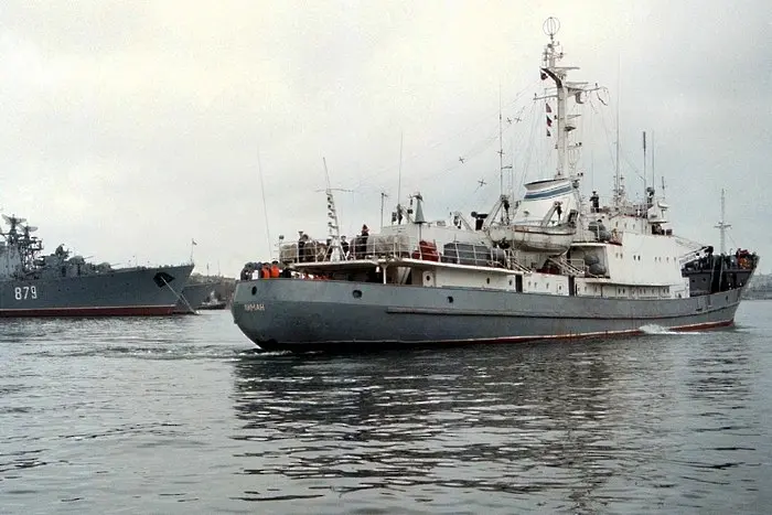 Руски шпионски кораб потъва край Босфора след сблъсък