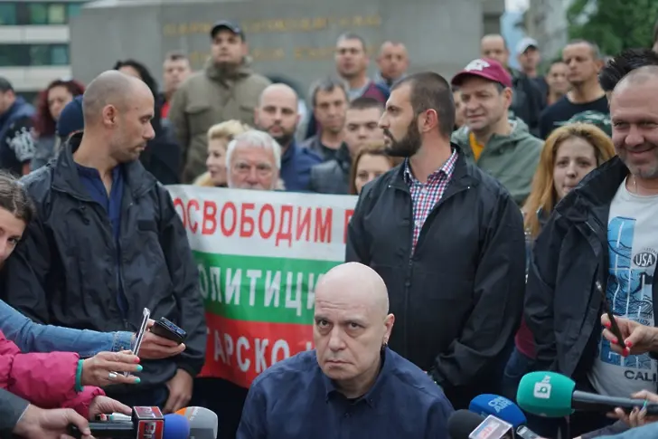 Слави Трифонов прекрати протеста си след законопроекта на ГЕРБ