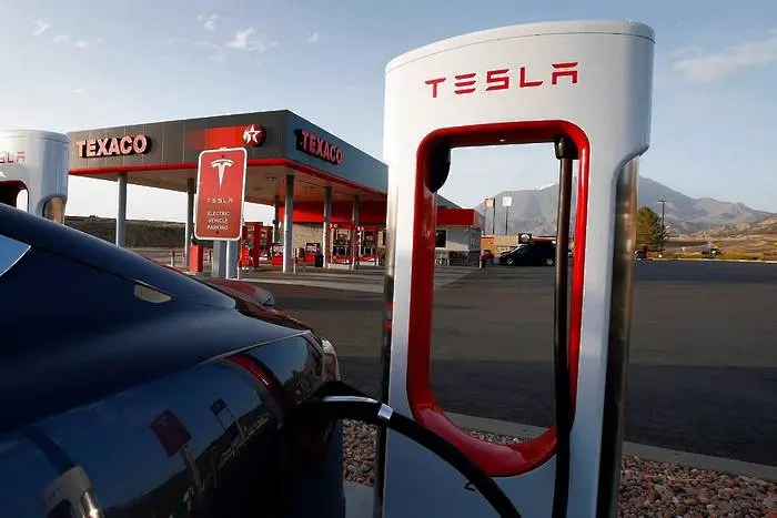 Собствениците на Tesla все пак ще могат да зареждат безплатно