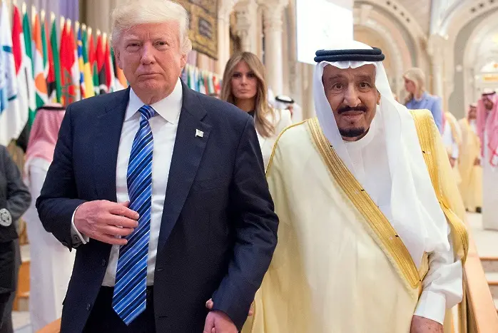 Неприличното посещение на Тръмп в Саудитска Арабия (ВИДЕО)