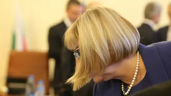 16 топ юристи към Цецка Цачева: Настояваме за незабавната ви оставка