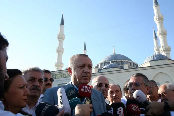 Ердоган припадна в джамия
