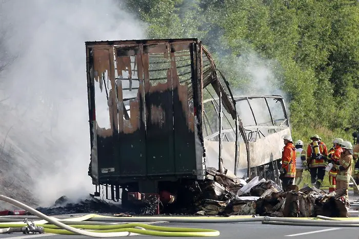 18 души изгоряха в автобус в Германия (СНИМКИ, ВИДЕО)