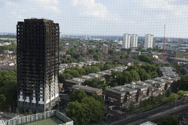 Хората от изгорялата кула в Лондон отиват в апартаменти за милиони