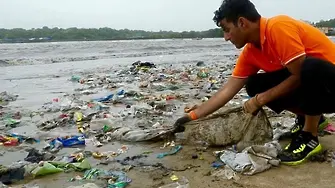 Един човек изчисти 4 300 тона боклук от плажа в Мумбай (ВИДЕО)