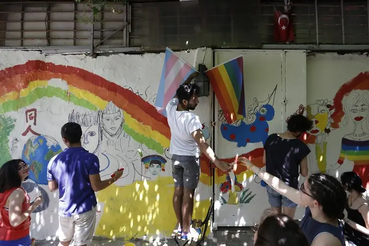 Властите в Истанбул отново забраниха гей парада в града