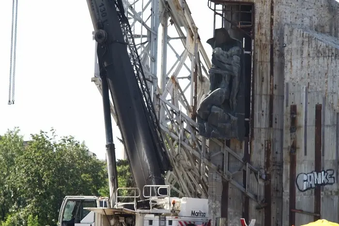 Кранът, с който демонтират Осмоъгълния, няма да работи седмица