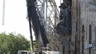 Кранът, с който демонтират Осмоъгълния, няма да работи седмица