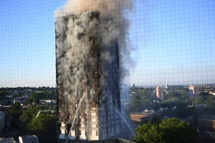 Потвърдените жертви на огнения ад в Лондон са 17, броят ще расте (ВИДЕО+СНИМКИ)