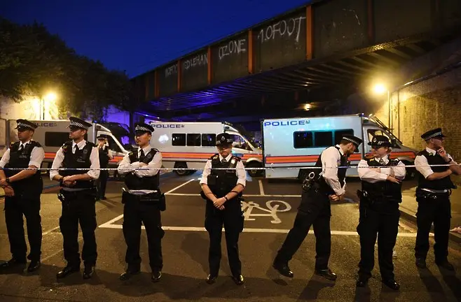 Ето как граждани арестуват нападателя пред джамията в Лондон (ВИДЕО)