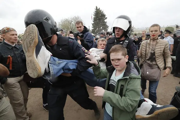 Как бие руската полиция? Спокойно и коректно