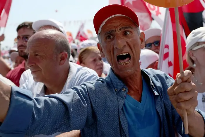 Два милиона на площада в Истанбул крещят: 