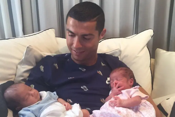 Роналдо показа близнаците