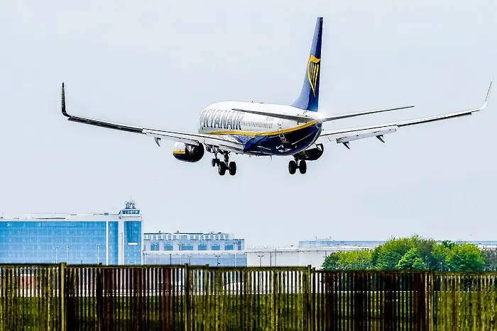 Ryanair отчете рекордна печалба, сваля още цените