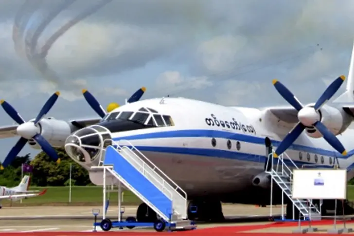 Жертви и отломки са открити при търсенето на изчезналия самолет в Мианмар