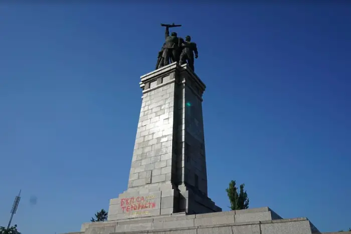Паметникът на Съветската армия осъмна с надписи