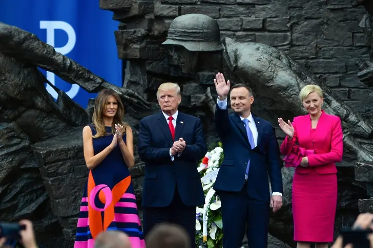 Първата дама на Полша отказа да се ръкува с Тръмп. Ами ако не е вярно?