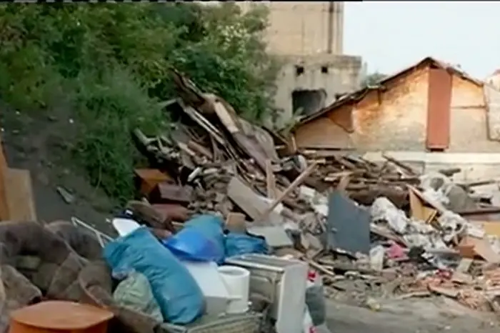 Започна събаряне на 143 незаконни ромски постройки в 