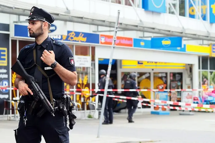 Нападение с нож в магазин в Хамбург. Един е убит