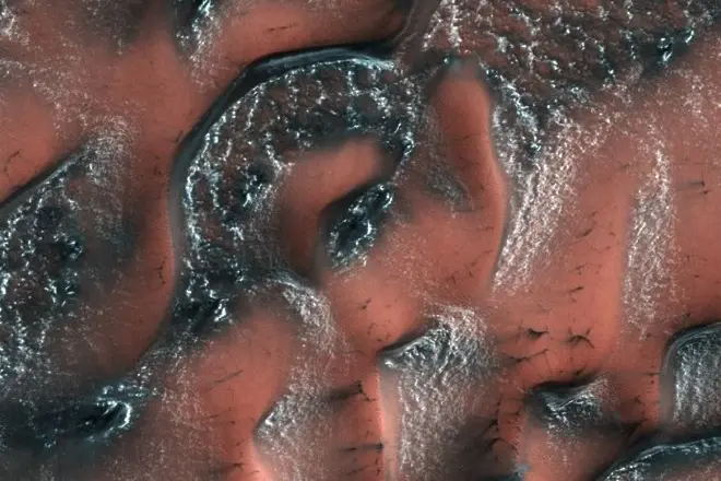 Как изглеждат заснежените дюни на Марс