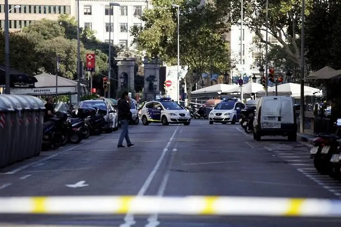 Луд вряза колата си в две спирки в Марсилия