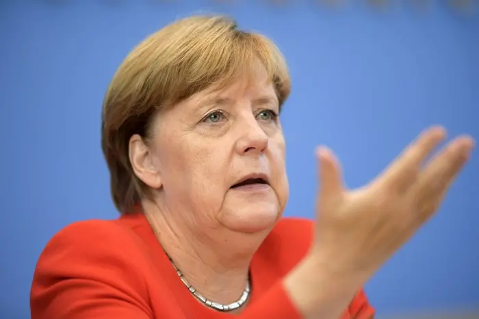 Меркел: Санкциите срещу Русия ще паднат само ако Киев си върне Донбас