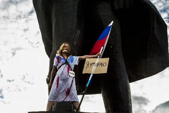 Момиче по пижама се окова с вериги за Ленин (ВИДЕО)
