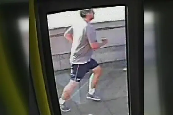 Арестуваха мъжа, бутнал жена пред автобус в Лондон