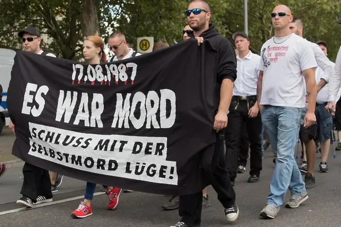 Неонацисти маршируват в Берлин (СНИМКИ)