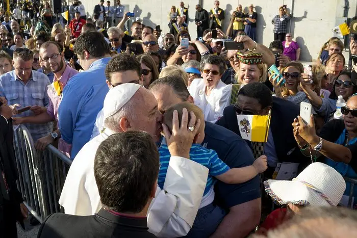 Папата поиска прошка от семействата на изнасилени деца