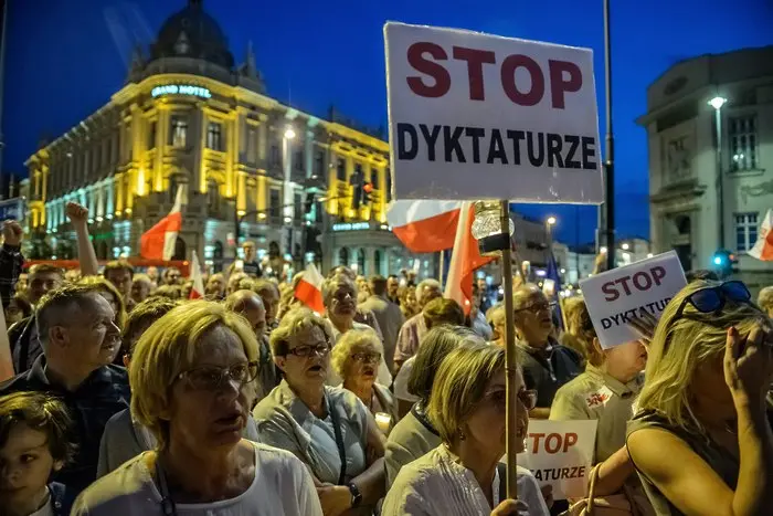 Протести в Полша: Не искаме съд като при комунизма (СНИМКИ)