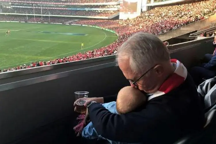 Може ли австралийският премиер да държи бира и да прегръща внучката си?