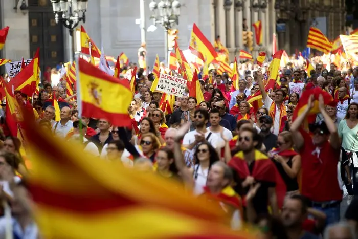 Десетки хиляди в Барселона срещу независимостта на Каталуня (СНИМКИ)