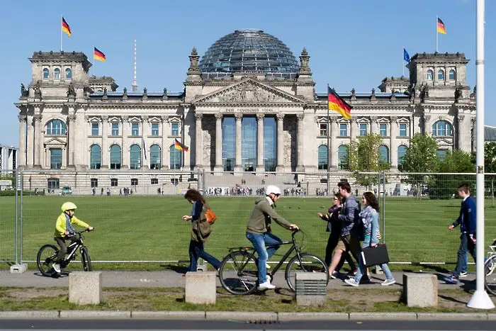 Конституирането на новия германски парламент започва със скандал