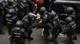 Светът осъжда и референдума в Каталуня, и насилието