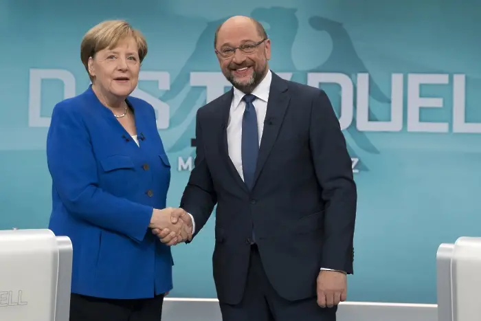 Германските социалдемократи направиха стъпка на охлюва към коалиция с Меркел